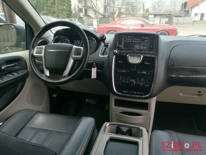 2016' Chrysler Town Country photo #6