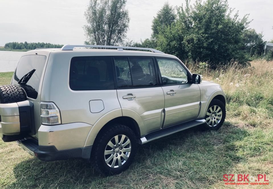 2007' Mitsubishi Pajero photo #2