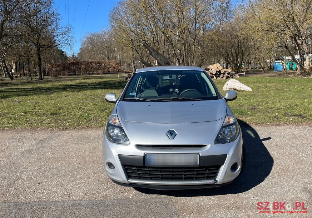 2010' Renault Clio photo #2