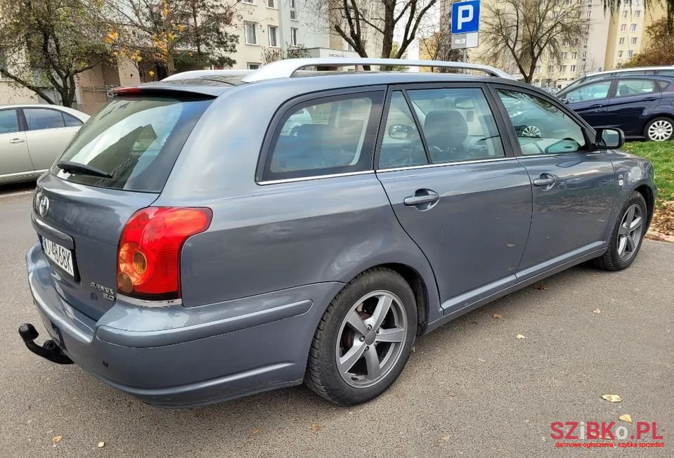 2004' Toyota Avensis photo #4