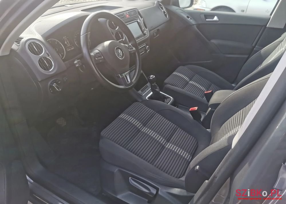 2010' Volkswagen Tiguan photo #2