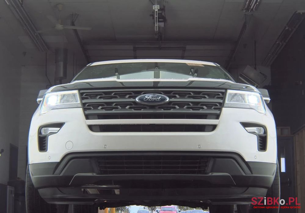 2018' Ford Explorer photo #2