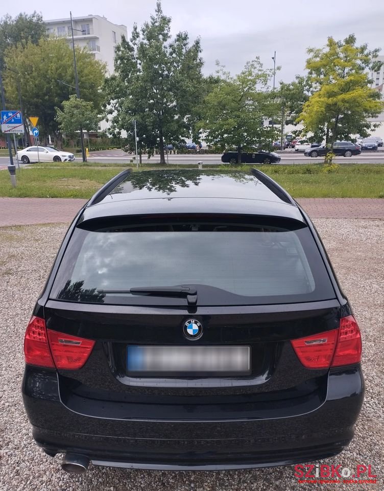 2011' BMW 3 Series 320D photo #5