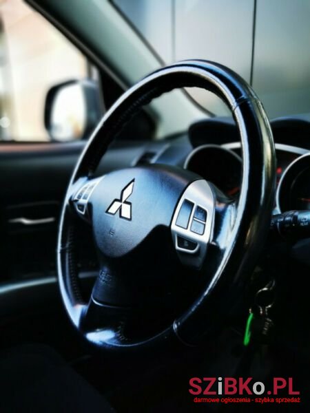 2009' Mitsubishi Outlander photo #2