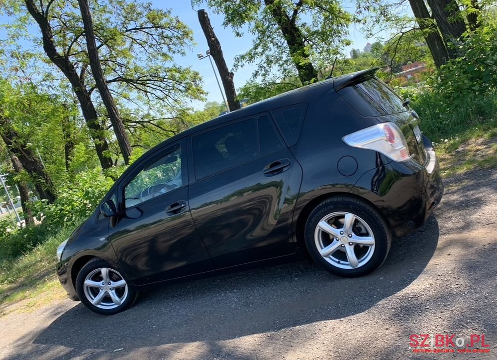 2011' Toyota Verso 1.6 Premium photo #2