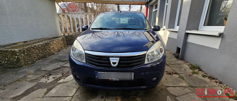 2008' Dacia Sandero photo #2