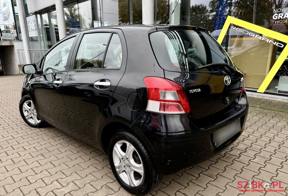 2010' Toyota Yaris photo #2