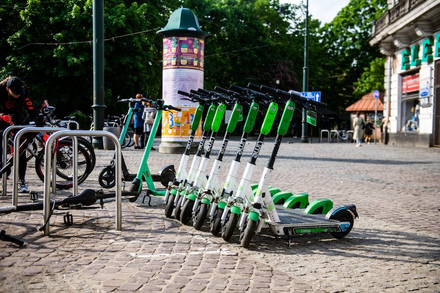 Hulajnogi elektryczne coraz mniej bezpieczne. Po tej godzinie jest szczególnie groźnie