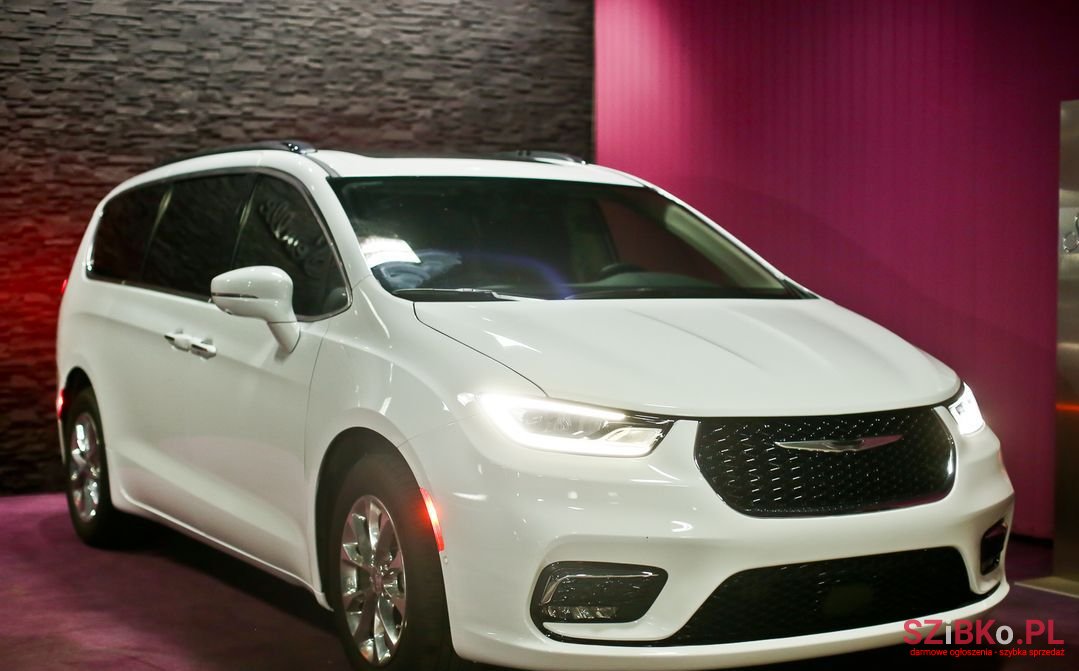 2021' Chrysler Pacifica photo #2