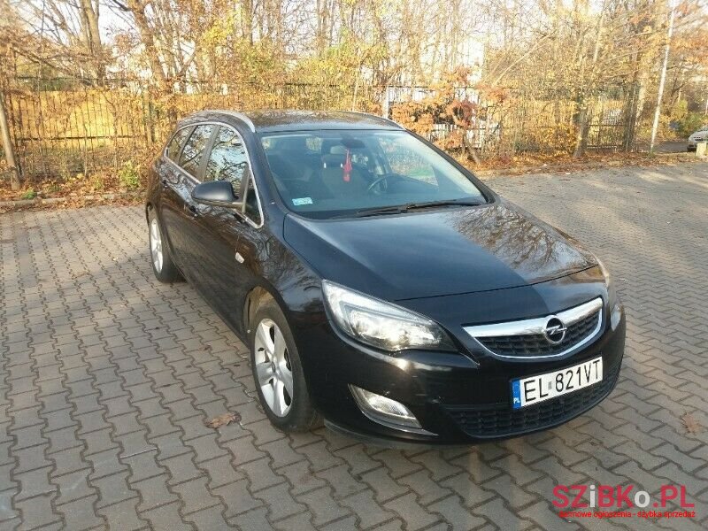 2011' Opel Astra photo #1