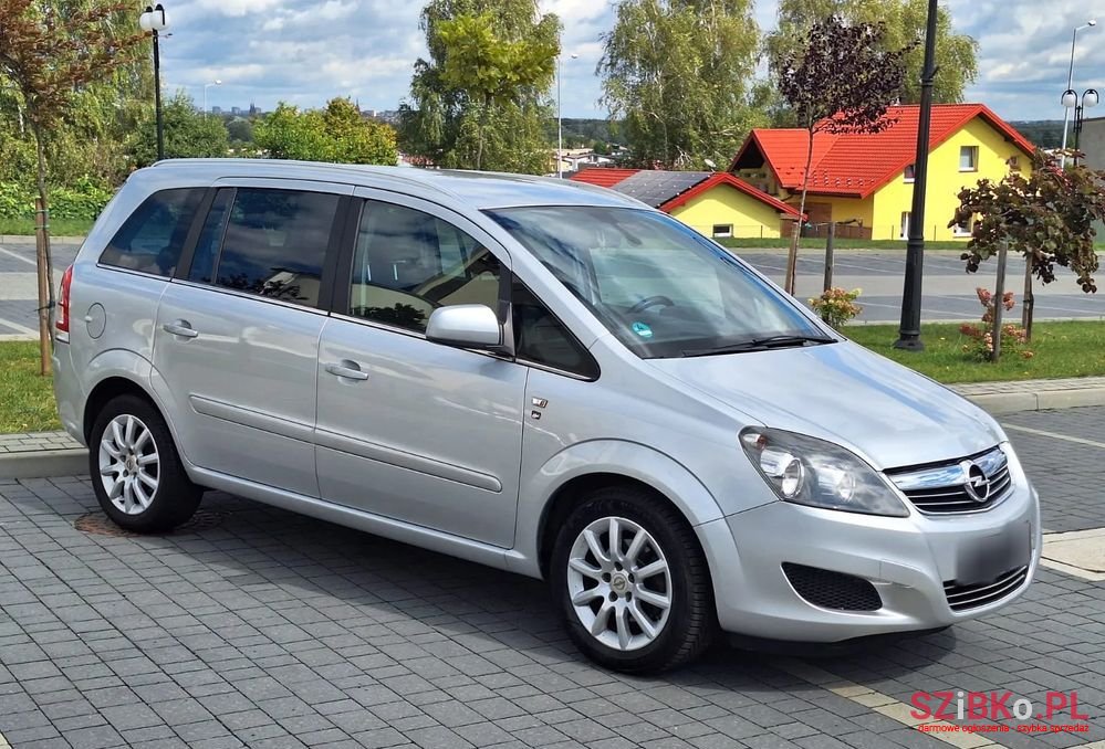 2010' Opel Zafira photo #2