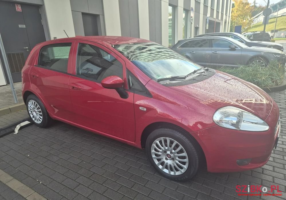 2011' Fiat Grande Punto photo #2