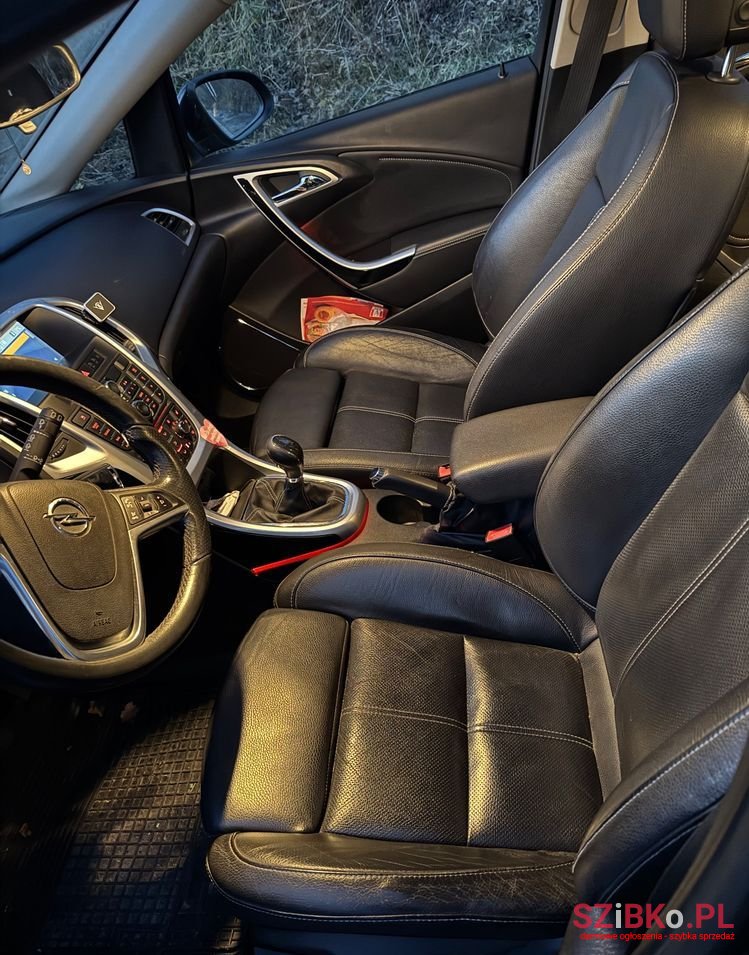 2011' Opel Astra photo #4