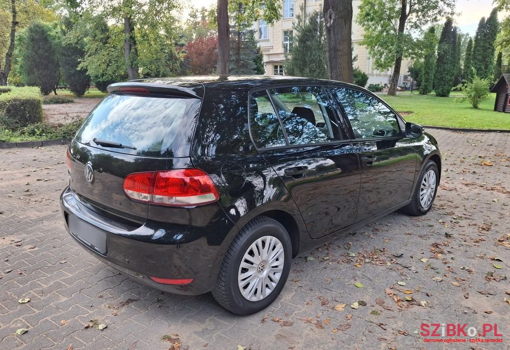 2009' Volkswagen Golf photo #3