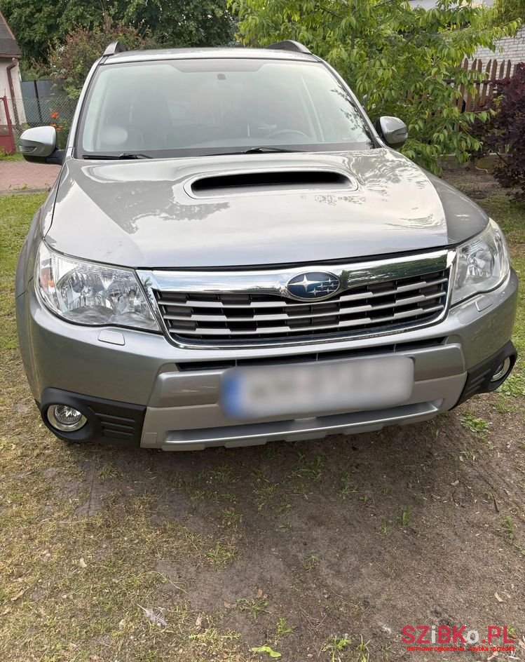 2011' Subaru Forester photo #3