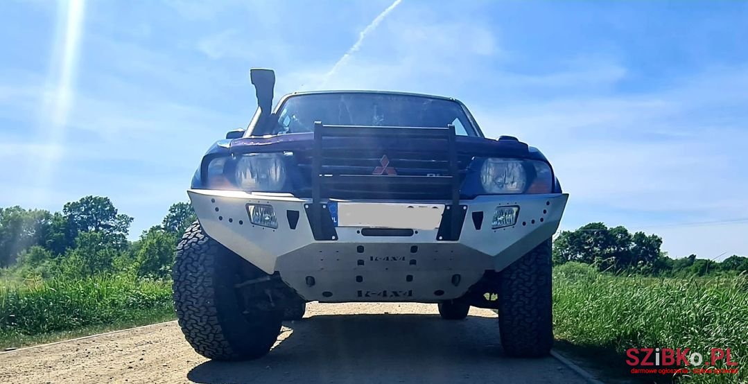 2001' Mitsubishi Pajero photo #3