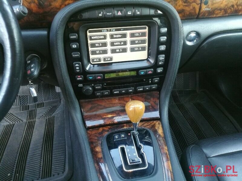 2004' Jaguar XJ 8 photo #2