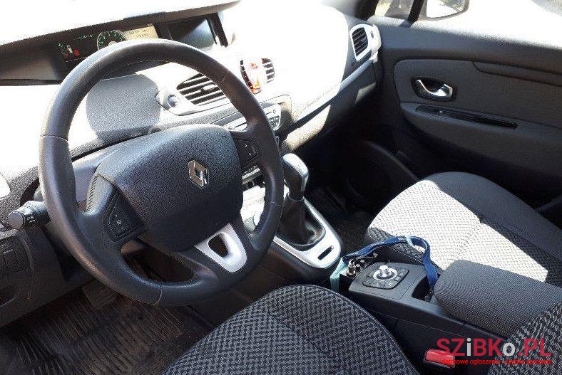 2011' Renault Scenic photo #2