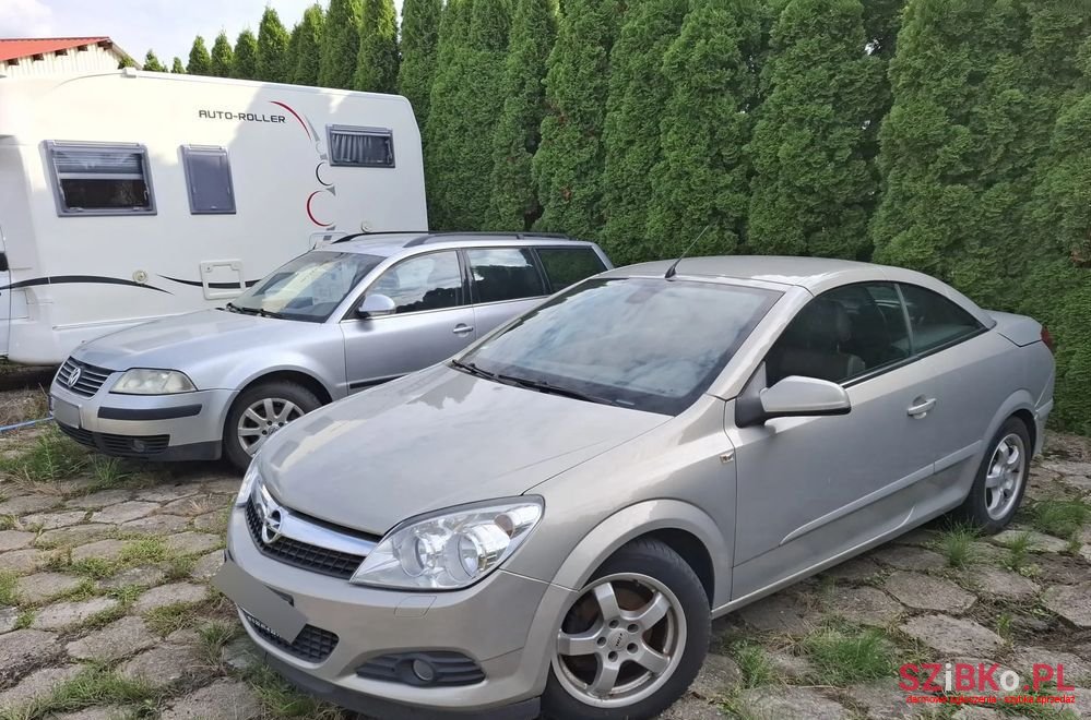 2007' Opel Astra Twintop photo #2