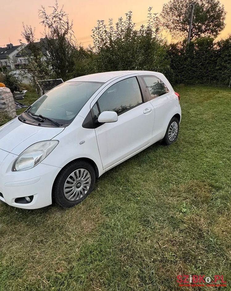 2011' Toyota Yaris 1.4 D-4D Active photo #2