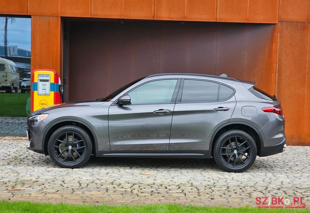 2018' Alfa Romeo Stelvio photo #2