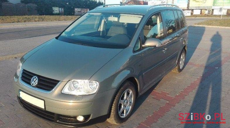 2004' Volkswagen Touran photo #2
