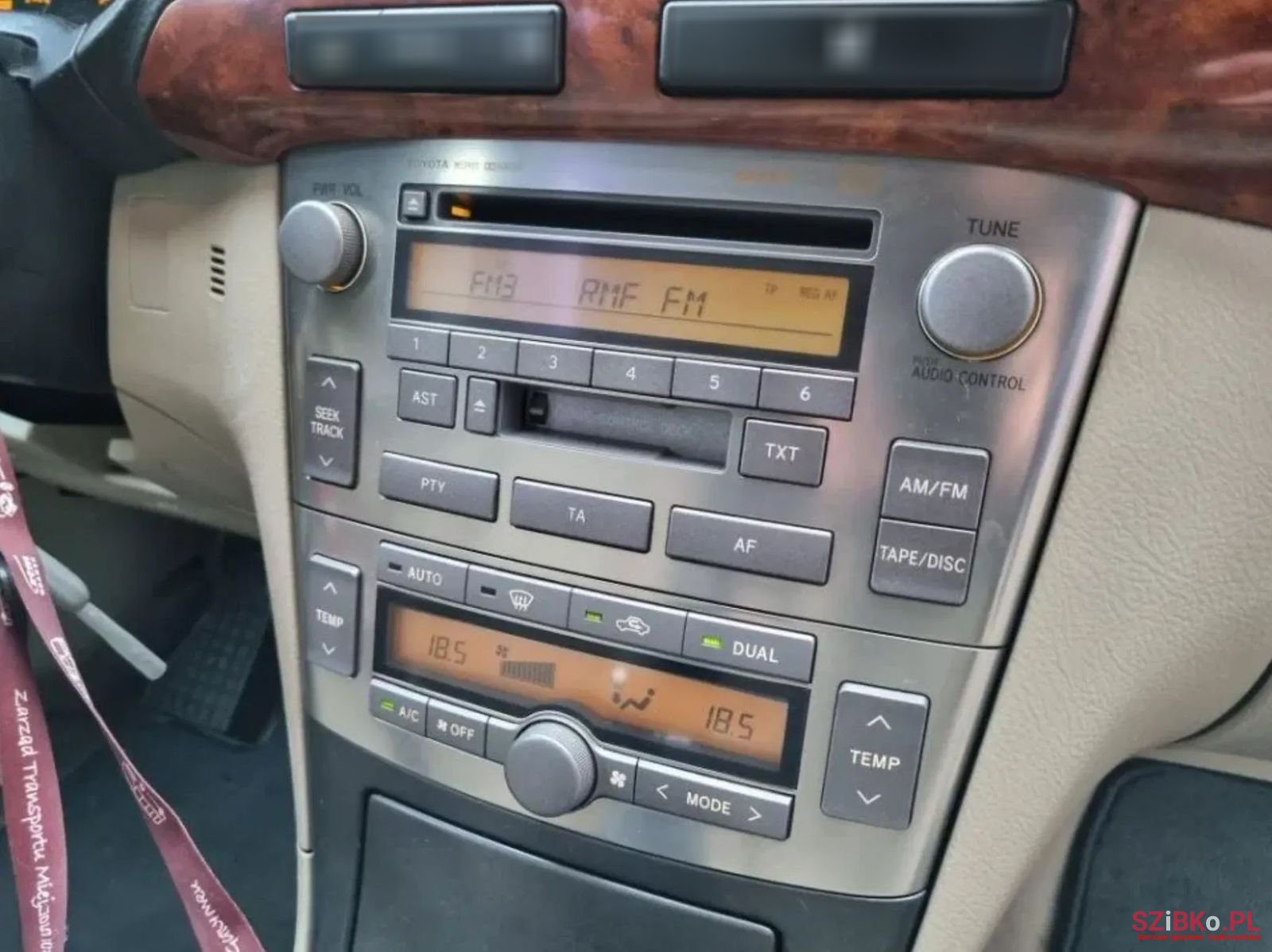 2004' Toyota Avensis photo #4