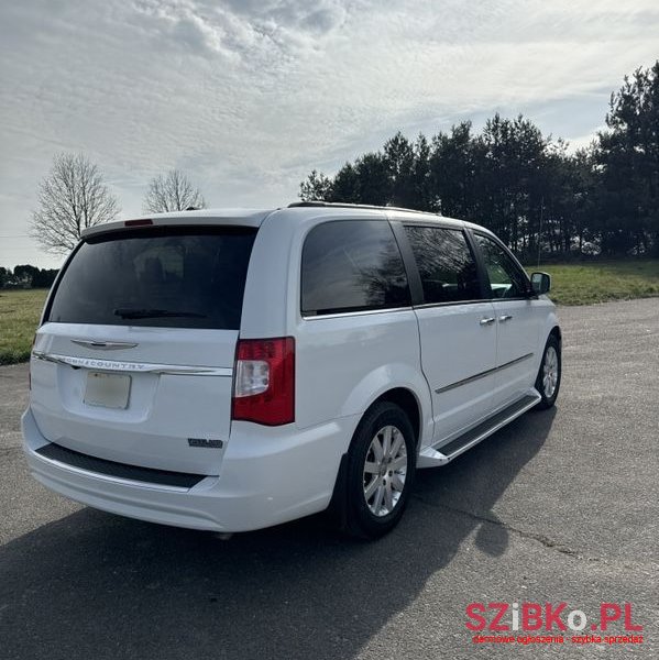 2016' Chrysler Town & Country 3.6 Touring photo #4