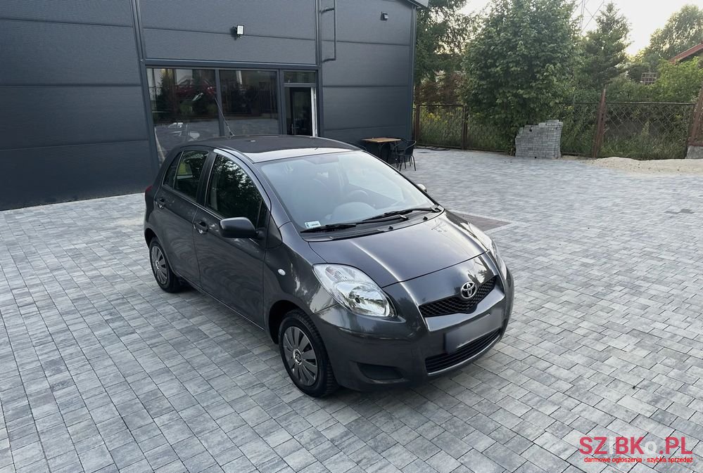 2009' Toyota Yaris 1.0 Luna A/C photo #3