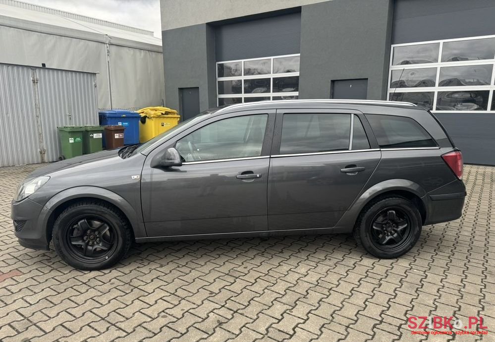 2011' Opel Astra photo #3