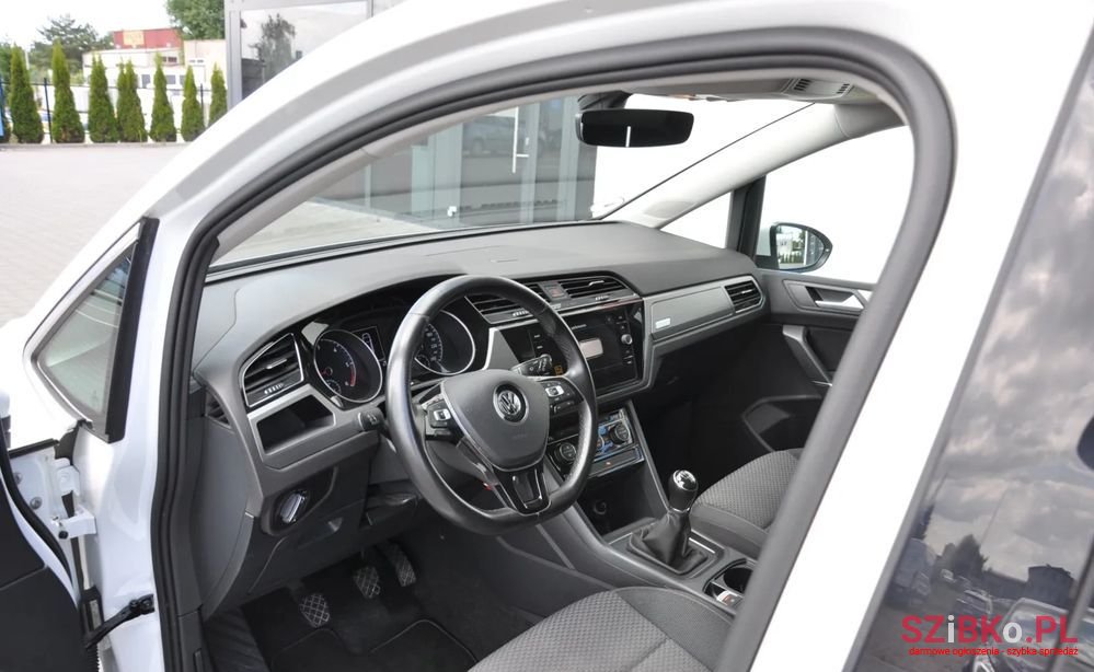 2018' Volkswagen Touran photo #4