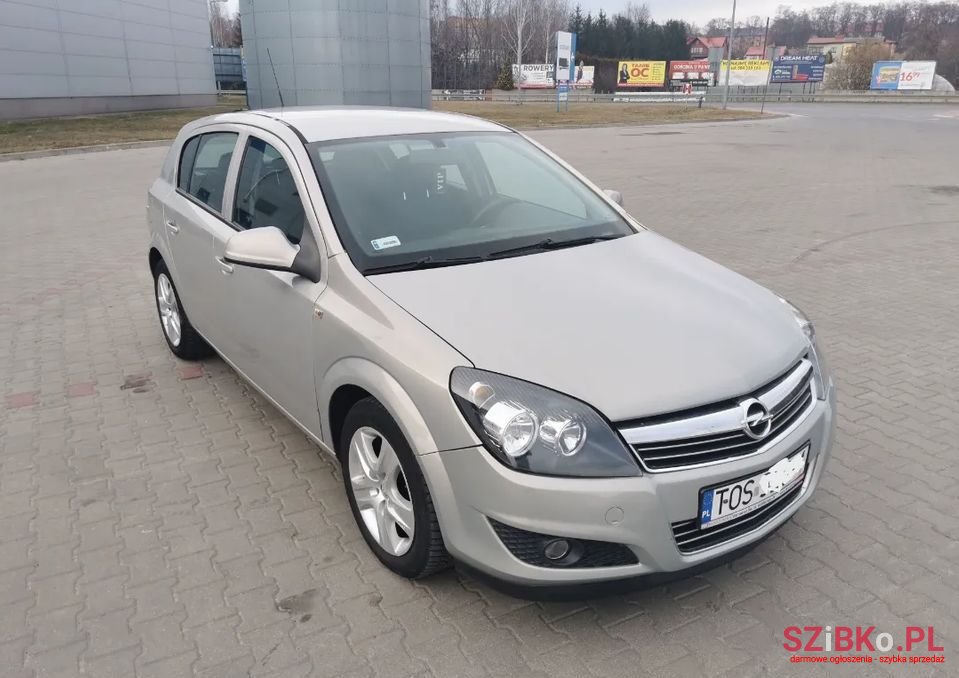 2010' Opel Astra photo #1
