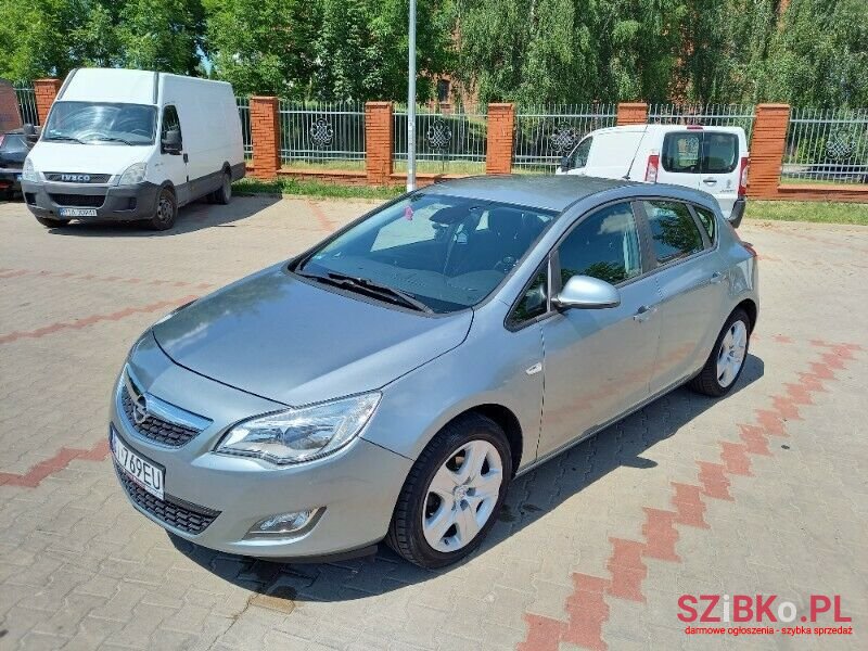 2011' Opel Astra photo #3