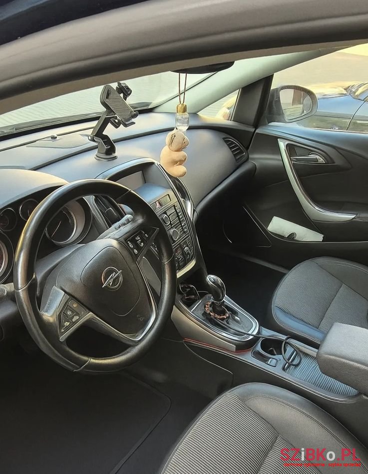 2010' Opel Astra 1.4 T Cosmo S&S photo #5