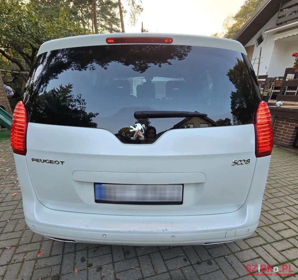 2012' Peugeot 5008 photo #2
