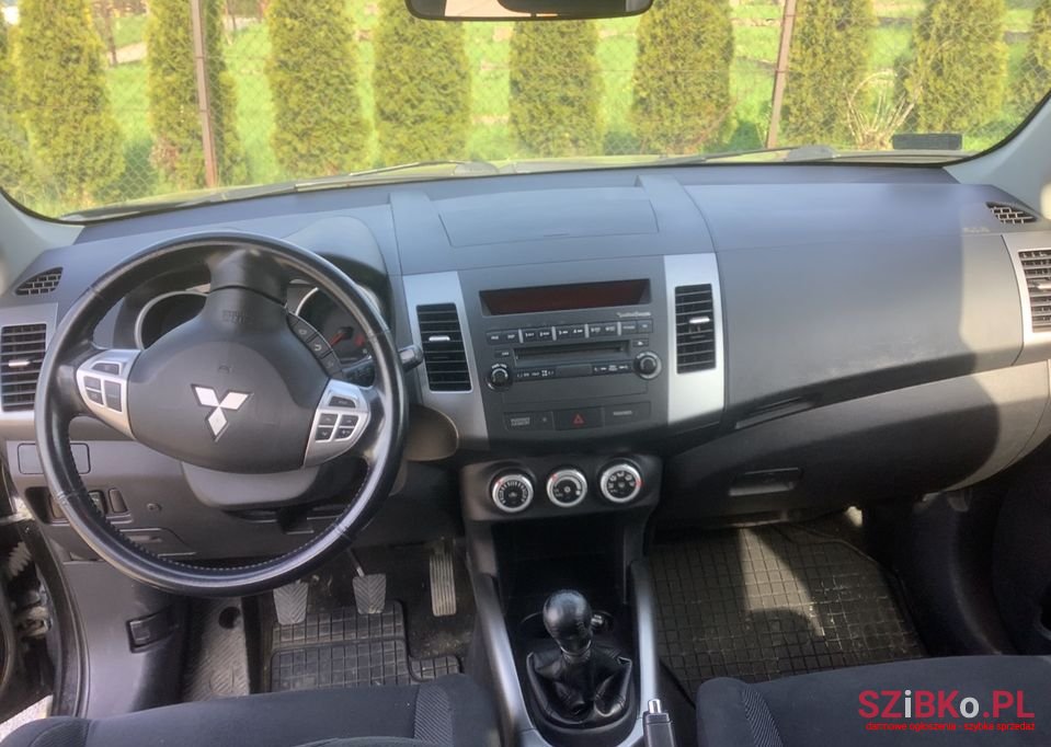 2009' Mitsubishi Outlander photo #5