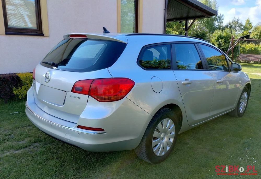 2012' Opel Astra photo #4