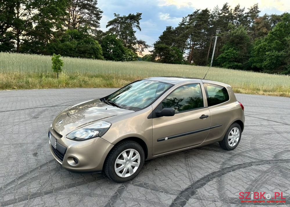 2008' Renault Clio photo #1