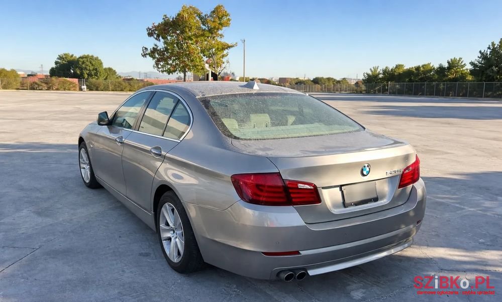 2011' BMW 5 Series photo #1