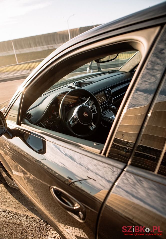 2014' Porsche Panamera Gts photo #3