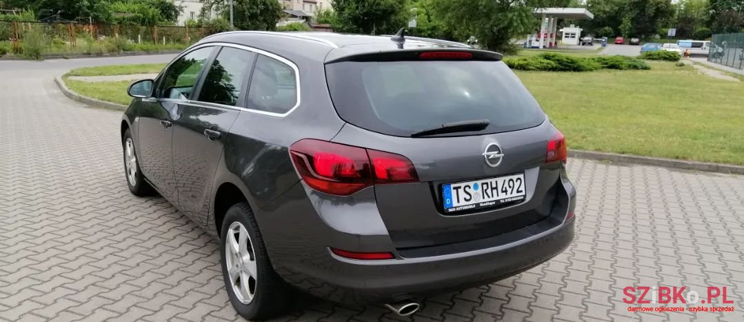 2011' Opel Astra photo #4