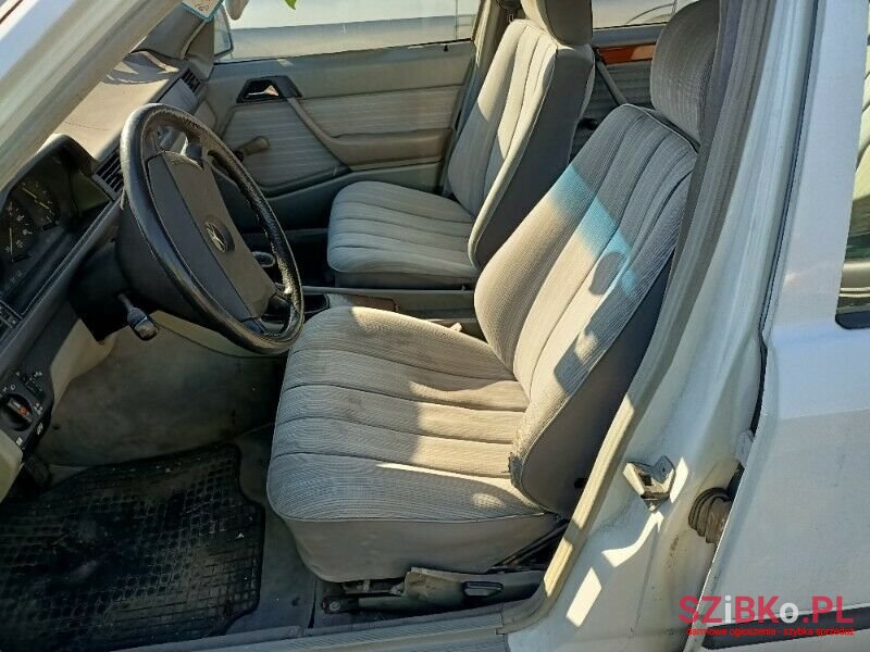 1987' Mercedes-Benz 124 photo #5