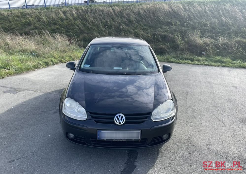 2004' Volkswagen Golf photo #2