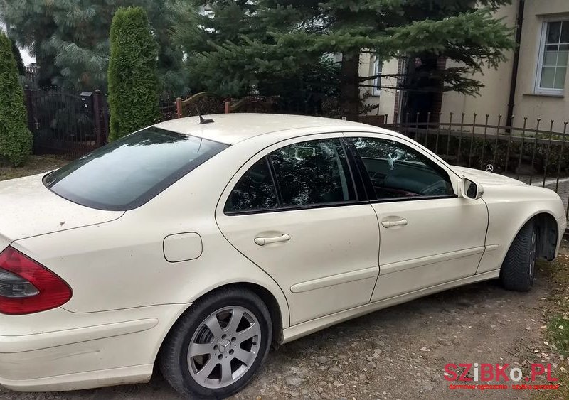 2008' Mercedes-Benz E-Class 200 Cdi photo #6