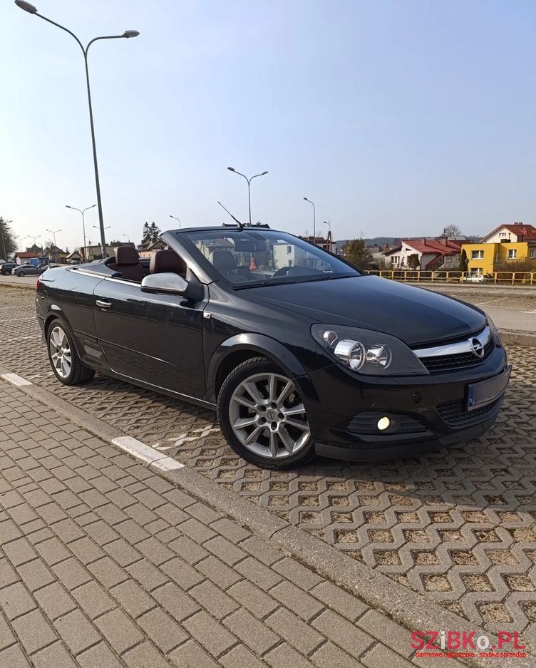 2007' Opel Astra Twintop photo #1