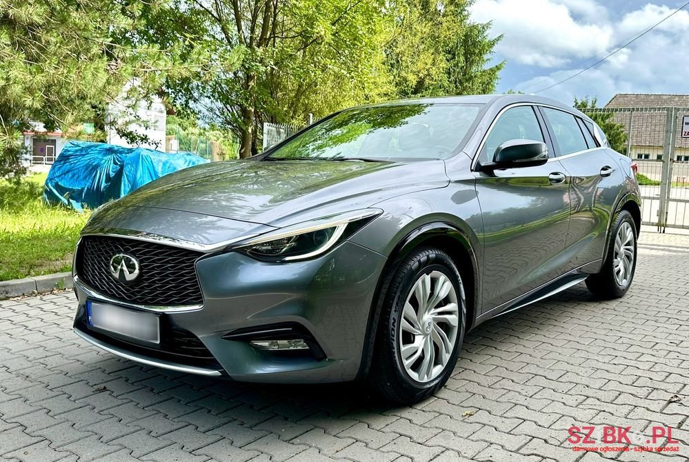 2016' Infiniti Q30 photo #3