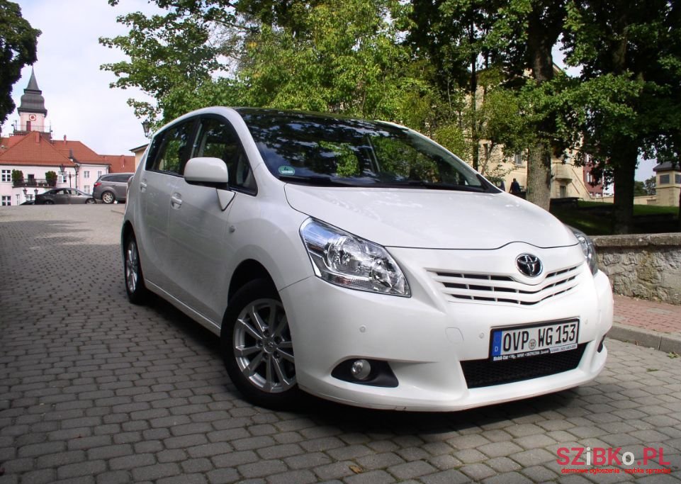 2011' Toyota Verso photo #1