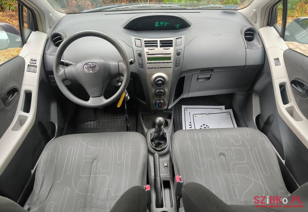 2009' Toyota Yaris photo #5