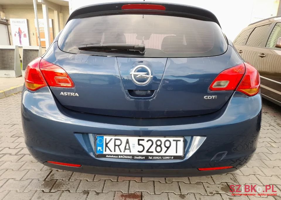 2011' Opel Astra photo #4