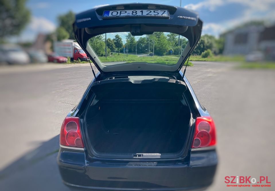 2004' Toyota Avensis photo #5